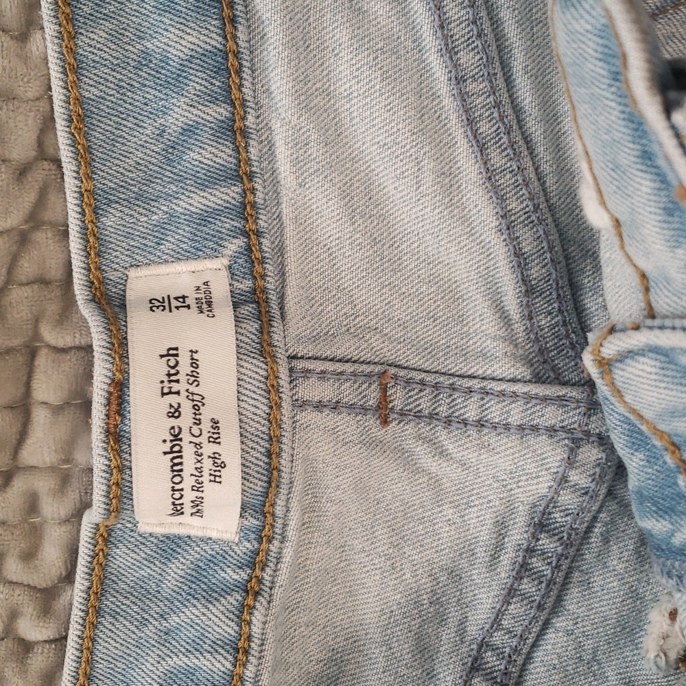 Abercrombie and Fitch The 90s Relaxed Cutoff, High Rise - Picture 5 of 7
